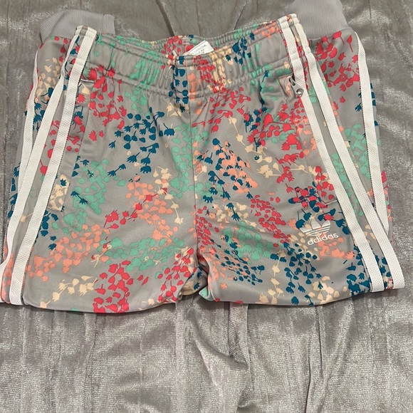 Girls gently used adidas tracksuit size 4-5y - Picture 6 of 7